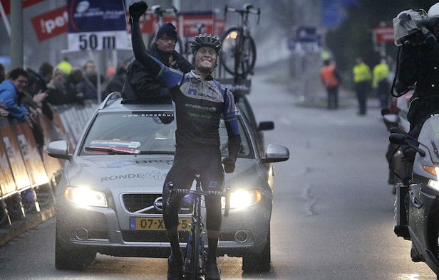 Alexander Wetterhall jubelt bei der Ronde van Drenthe über den ersten Saisonsieg von NetApp-Endura - Foto: Team NetApp-Endura / Roth