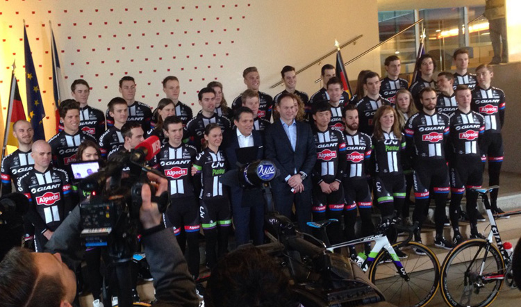 Gruppenbild vom Team Giant-Alpecin und der Frauen-Mannschaft Liv-Plantur im Foyer der Französischen Botschaft - Foto: Christoph Sicars Gruppenbild vom Team Giant-Alpecin und der Frauen-Mannschaft Liv-Plantur im Foyer der Französischen Botschaft - Foto: Christoph Sicars