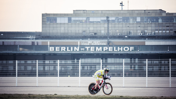 Christoph Strasser bei seiner Rekordfahrt auf dem Tempelhofer Feld in Berlin - Foto: © Karelly / www.lupispuma.com Christoph Strasser auf dem Tempelhofer Feld in Berlin