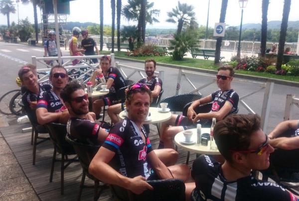 Kaffee statt Powergels: Die Giant-Alpecin-Mannschaft am ersten Ruhetag der 102. Tour de France - Foto: https://twitter.com/GiantAlpecin