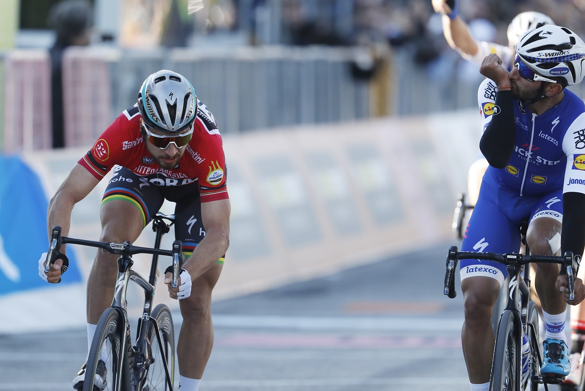 Peter Sagan (li./Bora-hansgrohe) muss sich Fernando Gaviria (Quick-Step Floors) geschlagen geben