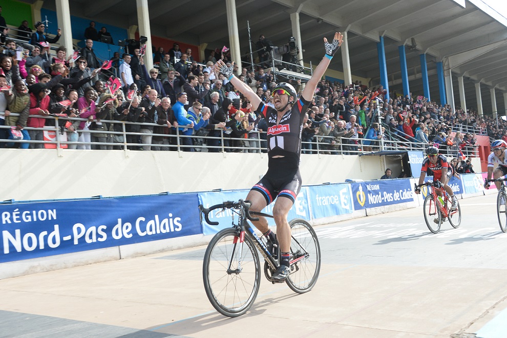 John Degenkolb bejubelt seinen Sieg bei Paris-Roubaix 2015