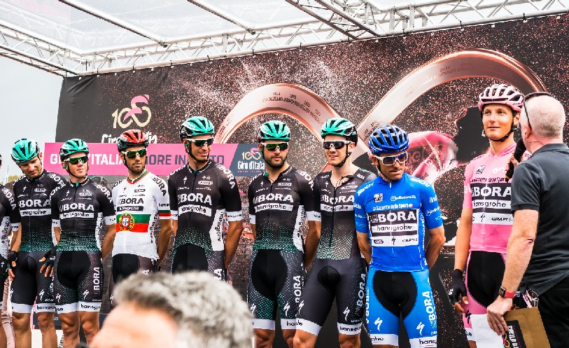 Das Bora-hansgrohe-Team vor der 2. Etappe des 100. Giro d'Italia - © Bora-hansgrohe / Stiehl Photography