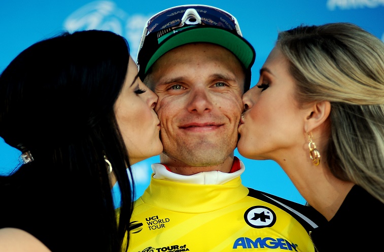 Verdienter Lohn: Rafal Majka (Mitte) holt sich bei der Siegerehrung einen doppelten Kuss und das Gelbe Trikot ab - Foto: © BORA-hansgrohe / VeloImages