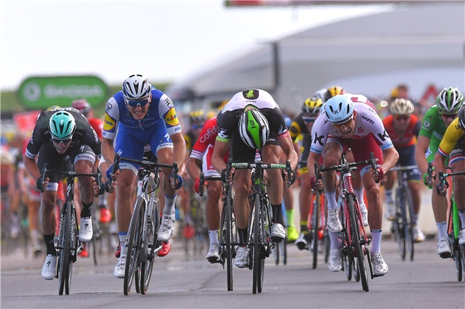 Marcel Kittel (2.v.l. / Quick-Step Floors) gewinnt den Zielsprint in Nuits-Saint-Georges - Foto: © Tim De Waele / Quick-Step Floors Cycling 