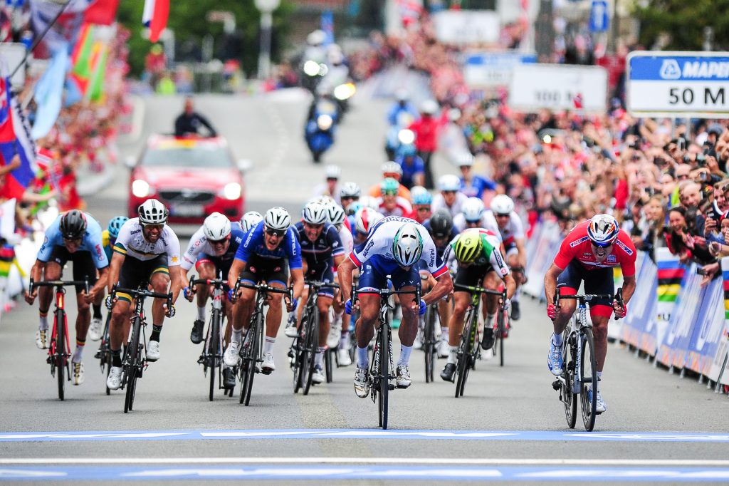 Peter Sagan (v.li.) sprintet in Bergen zu seinem dritten WM-Sieg in Folge - Foto: © BORA-hansgrohe / Stiehl Photograph