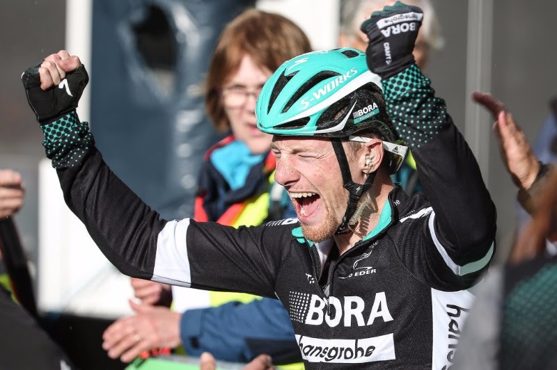 Gewonnen: Sam Bennett bejubelt nach der Zielfoto-Auswertung seinen Sieg beim Münsterland Giro 2017 - Foto: © BORA-hansgrohe / Stiehl Photography