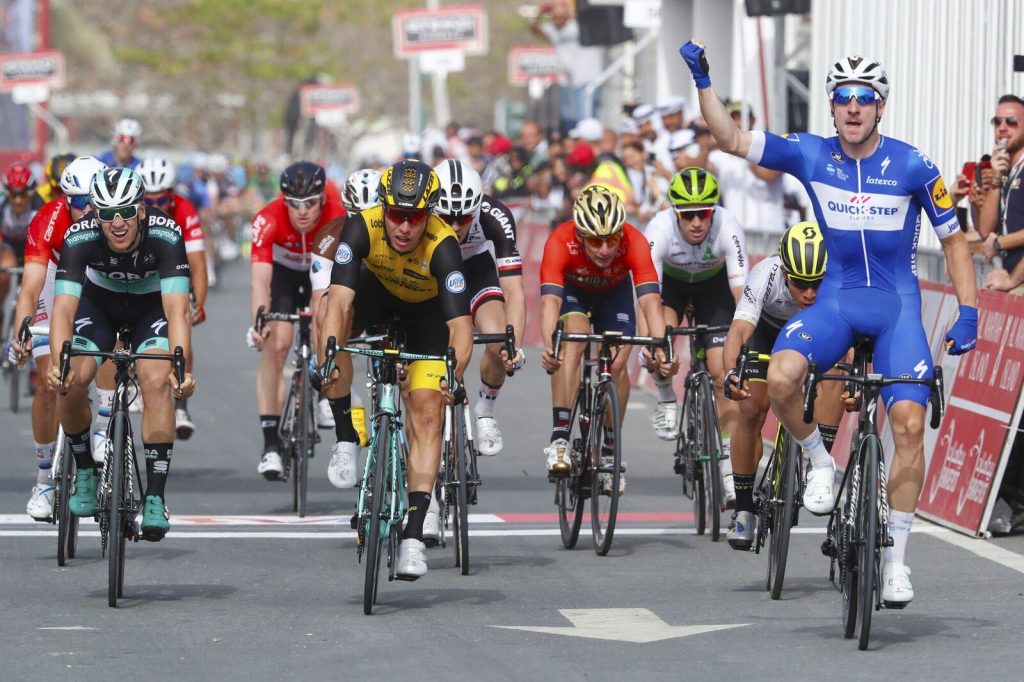 Elia Viviani (Quick-Step Floors/re.) bejubelt seinen Etappensieg, Pascal Ackermann (Bora-hansgrohe/li.) wird Dritter - Foto: © BORA - hansgrohe / Bettiniphoto