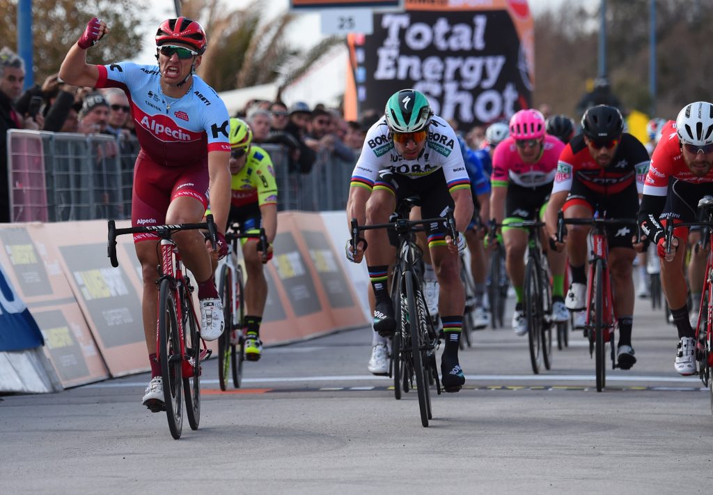 Marcel Kittel (Katusha-Alpecin) jubelt über seinen ersten Saisonsieg, Weltmeister Peter Sagan (Bora-hansgrohe) hat das Nachsehen - Foto: © BORA - hansgrohe / Bettiniphoto