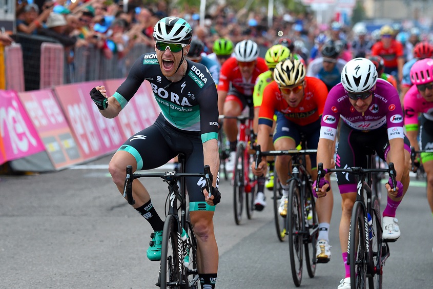 Sam Bennett (Bora-hansgrohe) bejubelt seinen ersten Giro- und Grand-Tour-Etappensieg - Foto: © BORA - hansgrohe / Bettiniphoto 