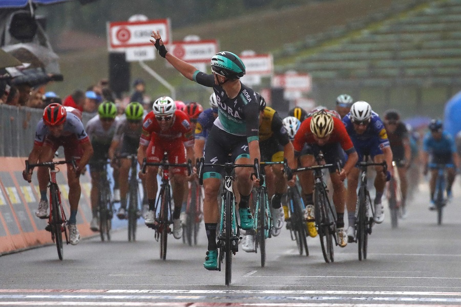 Sam Bennett (Bora-hansgrohe) sprintet in Imola zu seinem zweiten Etappensieg beim 101. Giro d'Italia - Foto: © BORA – hansgrohe / Bettiniphoto 