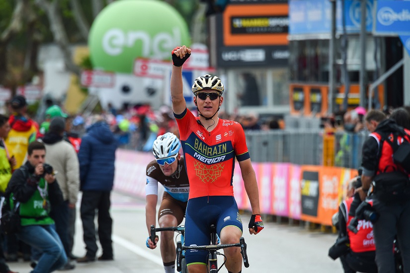 Matej Mohoric (Bahrain Merida) feiert seinen Sieg der 10. Etappe beim Giro d'Italia - Foto: © Team Bahrain-Merida / @BettiniPhoto