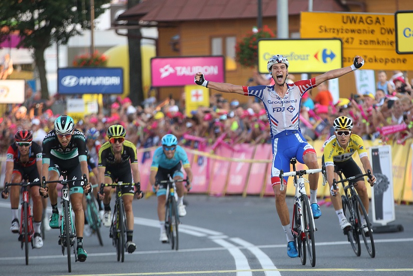 Georg Preidler (Groupama-FDJ) jubelt über seinen ersten WorldTour-Sieg, Emanuel Buchmann (Bora-hansgrohe) wird Zweiter (li.) - Foto: © BORA - hansgrohe / Bettiniphoto 