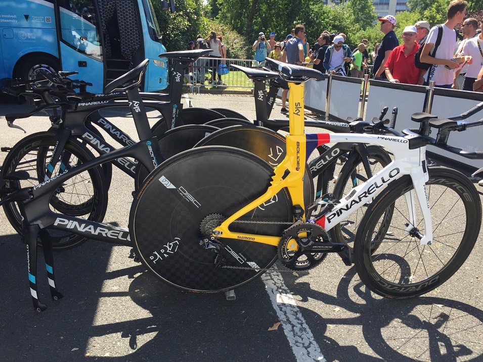 Die Zeitfahrräder vom Team Sky bei der 3. Etappe der Tour de France - Foto: Christoph Sicars