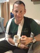 Lance Armstrong mit gebrochenem Schlüssbein - Foto: Twitter 