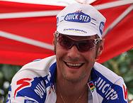 Tom Boonen (Quick.Step) dürfte das Lachen vergangen sein - Foto: © Jeff Namba