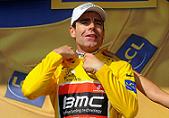 Neuer Mann in Gelb: Weltmeister Cadel Evans (BMC Racing) - Foto: Tim de Waele