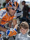 Oscar Freire mit seinem Sohn bei der Tour de Romandie 2009 - Foto: © Edward Madden  