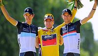 Abschluss-Podium der 98. Tour de France: Cadel Evans (BMC Racing) eingerahmt von Andy und Fränk Schleck (beide Leopard-Trek) - Foto:  ©BMC/Tim de Waele