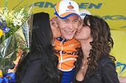 Neuer Mann in Gelb in der Schweiz: Robert Gesink (Rabobank) - Foto: Michael Norris