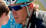 Wertvolle Zeit verloren: Andy Schleck (Leopard-Trek) - Foto: Jeff Namba